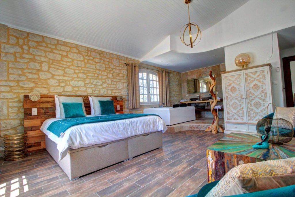 Demeure de l'Arche, Suite de luxe avec baignoire et jacuzzi au coeur des Cévennes (Gard, Occitanie)
