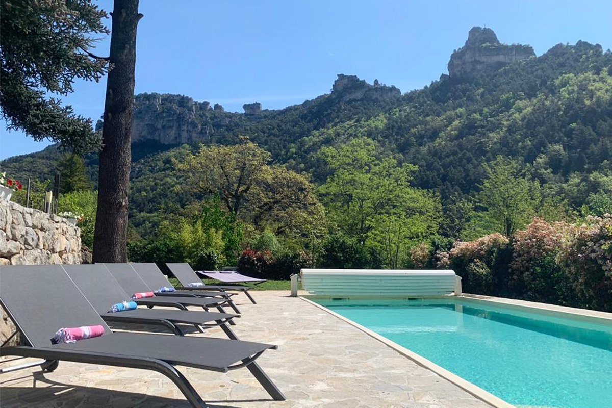 Villa la Muse maison d'hôtes en Aveyron avec sa vue sur le rocher CapLuc Gorges du Tarn