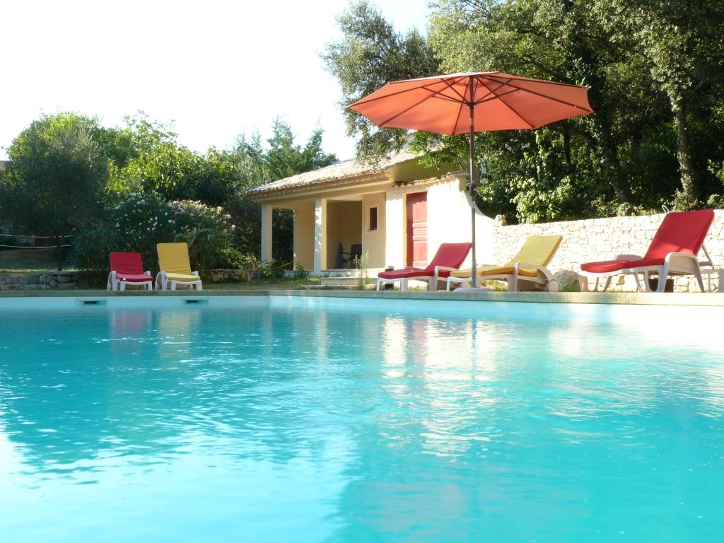 La piscine du Mas des Sages, chambres d'hôtes près d'Uzès dans le Gard