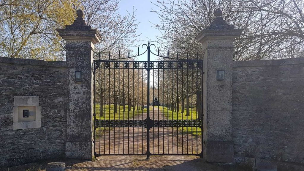 Grille d'entrée du Château La Rose Blanche (Longvillers, Calvados)