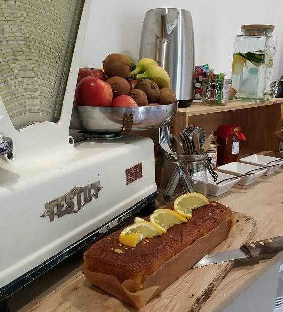 Le petit déjeuner au jardin de Moulis, chambres d'hôtes en Ariège (Occitanie)