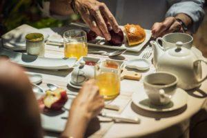 Le petit déjeuner de la maison d'hôtes Les Jardins de Baracane, Avignon (Vaucluse)