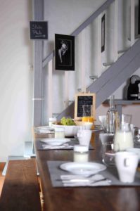 Petits déjeuners sucrés dans la salle commune de la maison d'hôtes